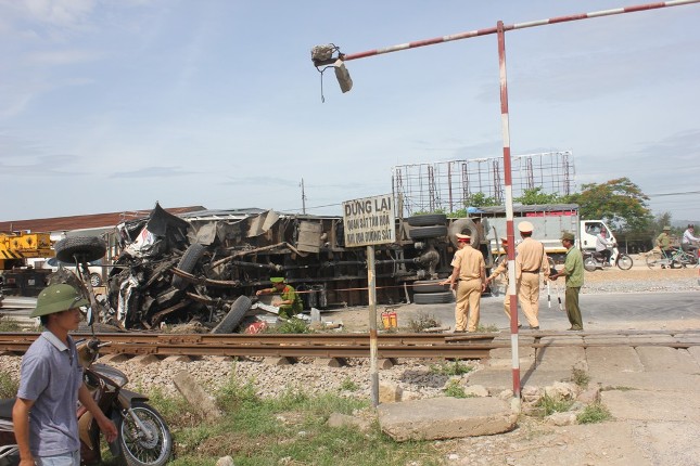 T&agrave;i xế bất cẩn, xe tải bị t&agrave;u hoả t&ocirc;ng 3