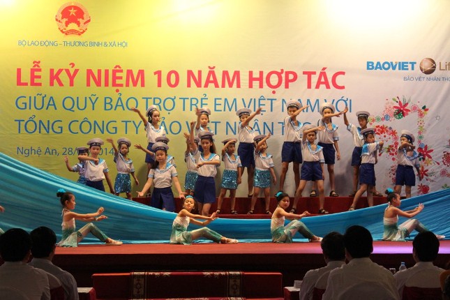  Trao qu&agrave; &ldquo;C&ugrave;ng h&ograve;a nhịp y&ecirc;u thương&rdquo; 5