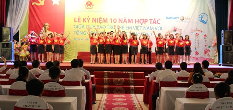  Trao qu&agrave; &ldquo;C&ugrave;ng h&ograve;a nhịp y&ecirc;u thương&rdquo; 6