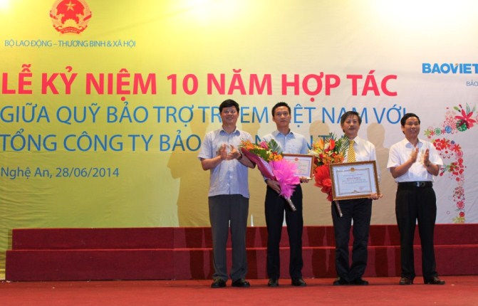  Trao qu&agrave; &ldquo;C&ugrave;ng h&ograve;a nhịp y&ecirc;u thương&rdquo; 2