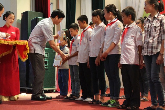  Trao qu&agrave; &ldquo;C&ugrave;ng h&ograve;a nhịp y&ecirc;u thương&rdquo; 3