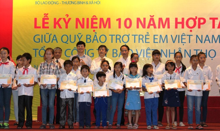  Trao qu&agrave; &ldquo;C&ugrave;ng h&ograve;a nhịp y&ecirc;u thương&rdquo; 7