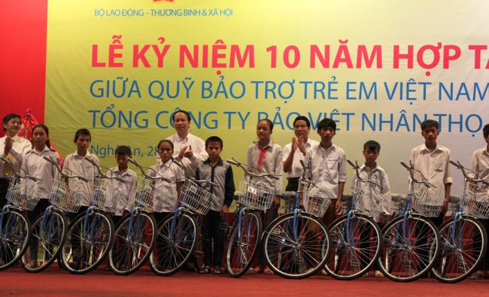  Trao qu&agrave; &ldquo;C&ugrave;ng h&ograve;a nhịp y&ecirc;u thương&rdquo; 8