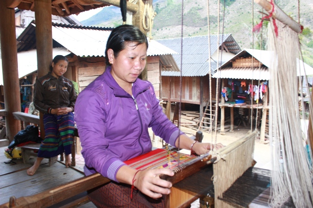 Giữ sắc m&agrave;u thổ cẩm người Th&aacute;i ở nơi th&acirc;m sơn c&ugrave;ng cốc 1