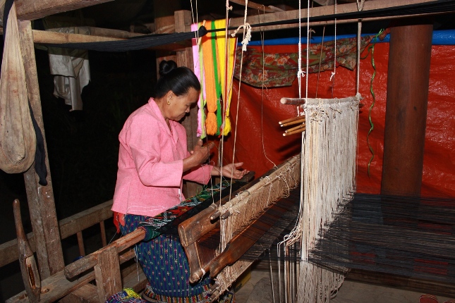 Giữ sắc m&agrave;u thổ cẩm người Th&aacute;i ở nơi th&acirc;m sơn c&ugrave;ng cốc 2