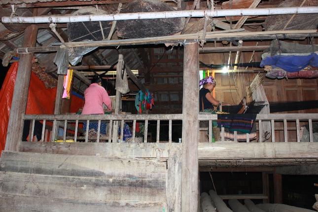 Giữ sắc m&agrave;u thổ cẩm người Th&aacute;i ở nơi th&acirc;m sơn c&ugrave;ng cốc 3