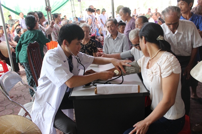 60 thầy thuốc BV Bạch Mai khám bệnh miễn phí tại Nghệ An 2