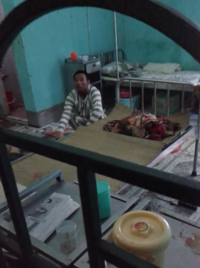 Cứa cổ bạn t&ugrave;, phạm nh&acirc;n cố thủ hơn một giờ trong bệnh viện 1