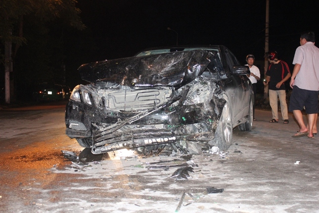 Vinh:  Mercedes đâm đối đầu xe taxi 2
