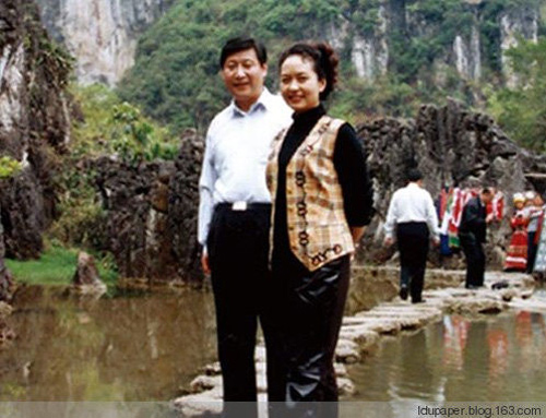 
Ông Tập và bà Bành chụp ảnh kỷ niệm trong một lần đi du lịch.

