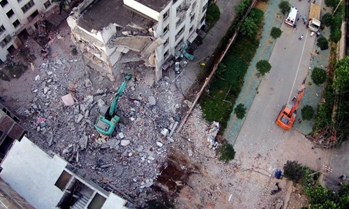 Một tòa nhà bị hư hại trong vụ đánh bom hàng loại ở huyện Liễu Thành hôm 30/9. Ảnh: Reuters.