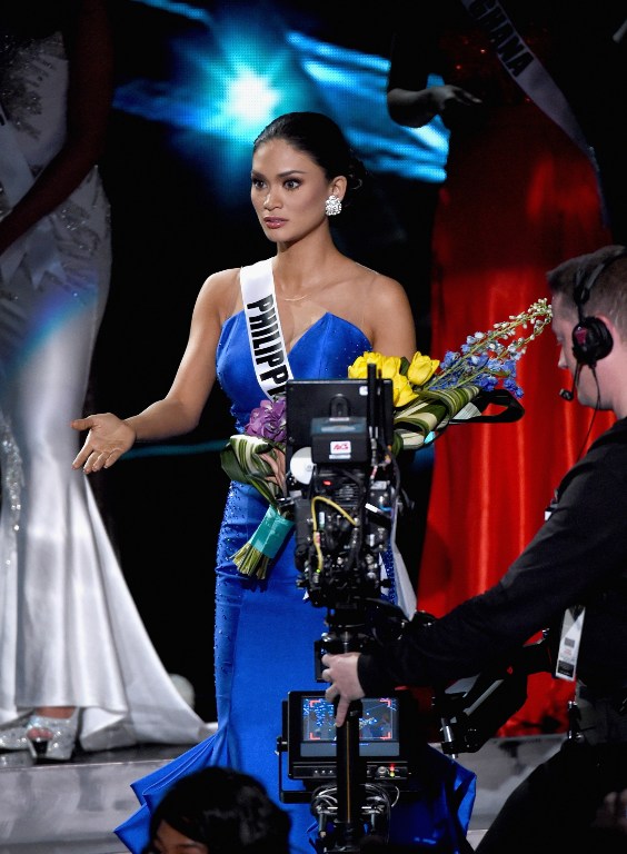 Hoa hậu Philippines đang an bài ở vị trí Á hậu 1 nhưng bất ngờ MC xin lỗi có sự nhầm lần và công bố lại cô mới chính là người đoạt vương miện Miss Universe 2015. Giây phút đó, Pia Wurtzbach đã không thể nào tin vào tai mình.