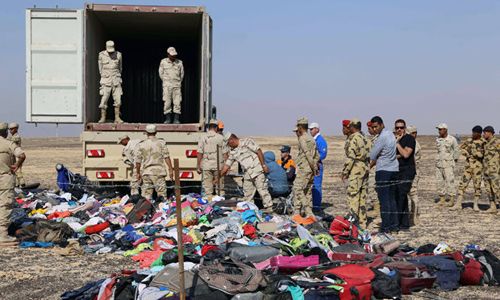 Binh sĩ Ai Cập đưa hành lý của các nạn nhân lên xe tải. Ảnh: Reuters