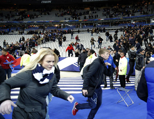 Du khách và người dân hoảng loạn khi có khủng bố tại sân vận động Stade de France. Ảnh: Independent.