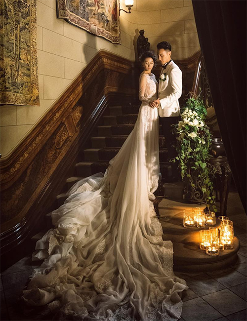 Cô dâu Dominique Choy lộng lẫy diện chiếc váy cưới đuôi dài, chuẩn bị tới nơi cử hành đám cưới. Trong khi đó, chú rể Vương Dương Minh bảnh bao trong bộ trang phục cưới màu trắng.