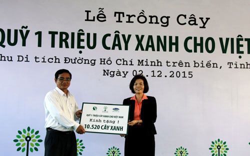 Bà Bùi Thị Hương, Giám đốc Điều hành Vinamilk trao tặng bảng tượng trưng tài trợ cây xanh cho đại diện tỉnh Bến Tre. 
