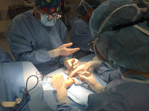 
Bác sĩ Stesphane Guero trong ca phẫu thuật cho bé Linh Lan. Ảnh: P.K

