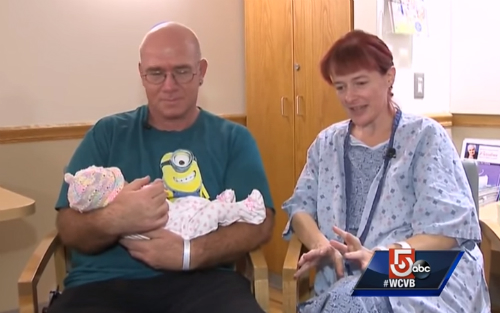 
Hai vợ chồng Judy và đứa con bất ngờ. Ảnh: WCVB Channel 5 Boston.
