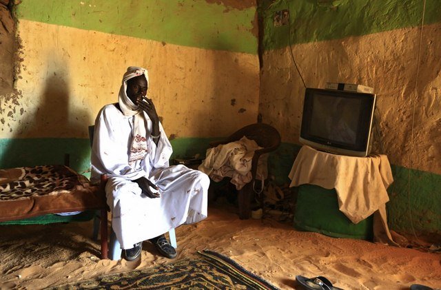 Một thành viên nhóm thiểu số Bedouin đang xem TV ở miền Bắc Dafur (Sudan).