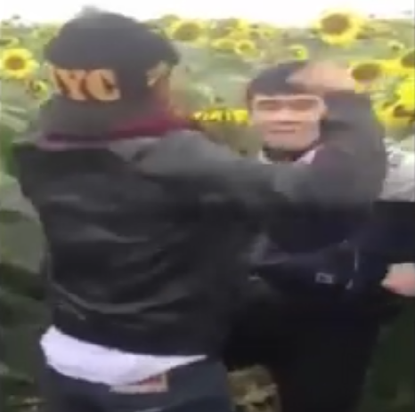 
Hai thanh niên này đang bị cộng đồng mạng lên án gay gắt về hành động phá hoại tại cánh đồng hoa hướng dương này
