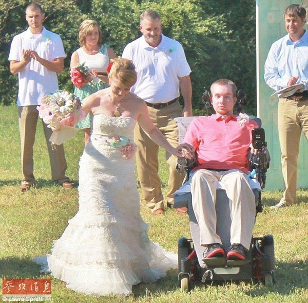 
Đám cưới của Joel và Lauren diễn ra đúng vào năm Joel gặp tai nạn.
