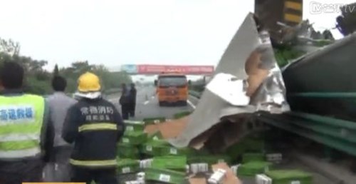 
Vụ việc xảy ra vào trưa 26/10 trên đường cao tốc Changde - Changsha, tỉnh Hồ Nam, Trung Quốc. Chiếc xe bị hư hại nặng, 4 triệu NDT (tương đương với 635.000 USD) trên xe rơi khắp đường.
