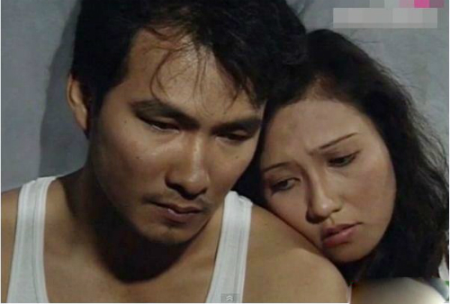 
Thanh Ngọc (phải) và Chi Bảo trong phim Đồng tiền xương máu.
