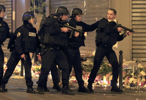 Cảnh sát Pháp phản ứng khi phát hiện một ôtô khả nghi gần nhà hàng La Carillon sau loạt vụ tấn công khủng bố ở thủ đô Paris ngày 15/11. Ảnh: Reuters.