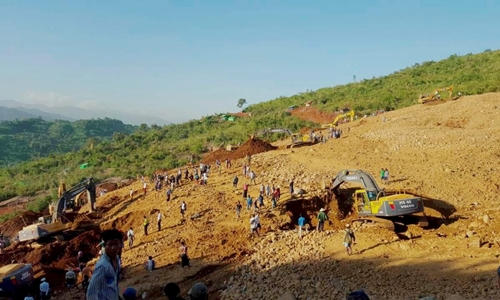 Lực lượng cứu hộ tìm kiếm công nhân bị chôn vùi trong mỏ ngọc ở bang Kachin. Ảnh: Reuters.