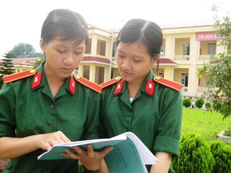 Hai chị em sinh đôi Dung - Huyền trao đổi bài học