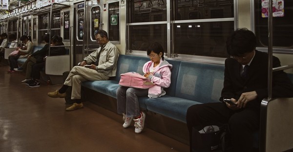 
Hình ảnh bạn sẽ thường bắt gặp khi đi tàu điện ngầm ở Nhật.
