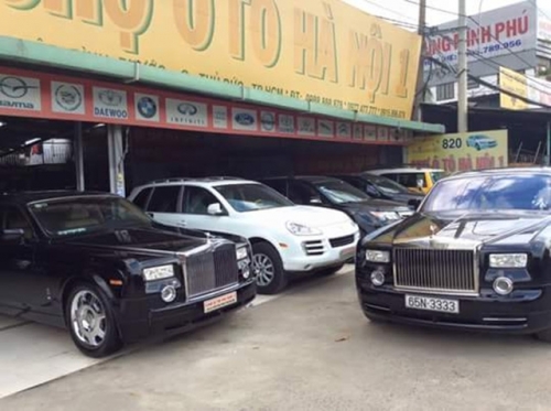 
Rolls-Royce Phantom biển tứ quý 3 của nữ đại gia Diệu Hiền được trưng tại chợ ô tô cũ khiến dân mạng bất ngờ. Ảnh: Facebook.
