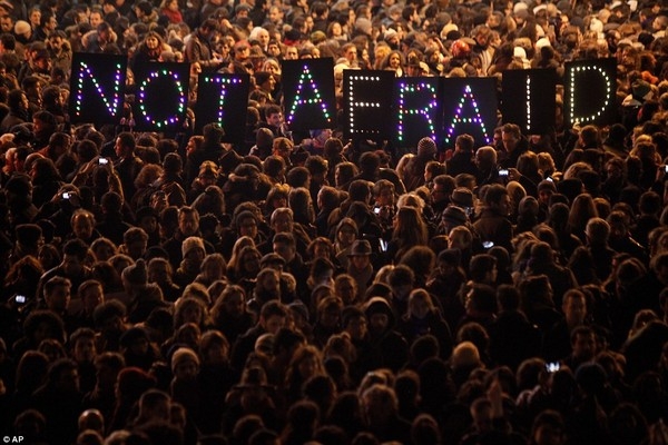 
Còn nhớ, trong vụ xả súng vào tháng 1/2015 tại  tại trụ sở tuần báo trào phúng Charlie Hebdo, người dân Paris giơ cao tấm biển với dòng chữ Not Afraid (không sợ hãi) thể hiện tinh thần cứng rắn, không chùn bước trước những kẻ tấn công bất chính.
