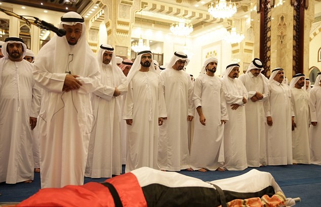 Những hình ảnh đầu tiên về đám tang hoàng tử Dubai đẹp trai qua đời tuổi 33-3
