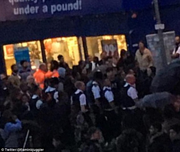 
Đoạn video được đăng trên Facebook và Twitter cho thấy nhóm thanh thiếu niên này đã va chạm với nhau bên ngoài nhà ga Walthamstow, Anh vào khoảng 5 giờ ngày hôm qua.
