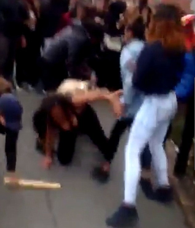 
Đoạn video khác cho thấy nhóm thanh niên đã đánh đập dã man một cô gái nằm trên sàn nhà.
