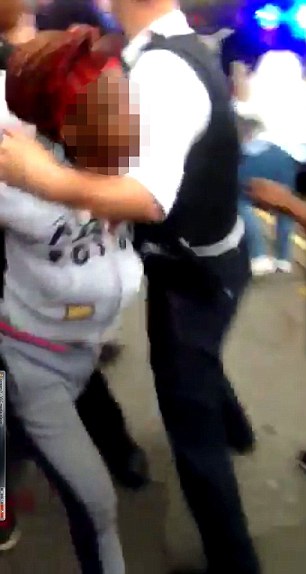
Một trong những đoạn video cho thấy một cô gái trẻ giật tóc của người khác trong khi một cô gái khác bị đánh đập xuống đất. Ba người hiện nay đã bị cảnh sát bắt giữ.
