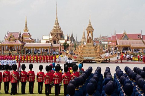 Sanam Luang là một bãi cỏ hình ô van rộng lớn, được mệnh danh là cánh đồng của Hoàng gia, dùng làm chỗ hỏa táng các nhân vật hoàng tộc Thái Lan. Đây còn là nơi trồng lúa nước mang tính nghi thức và cũng là một công viên cho dân chúng. Sanam Luang nằm ở vị trí trước Cung điện Hoàng gia ở thủ đô Bangkok