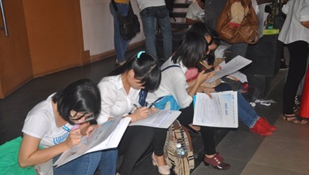 Sinh viên tốt nghiệp ra trường tìm việc làm trong một buổi phỏng vấn. Ảnh: Tiền Phong. 