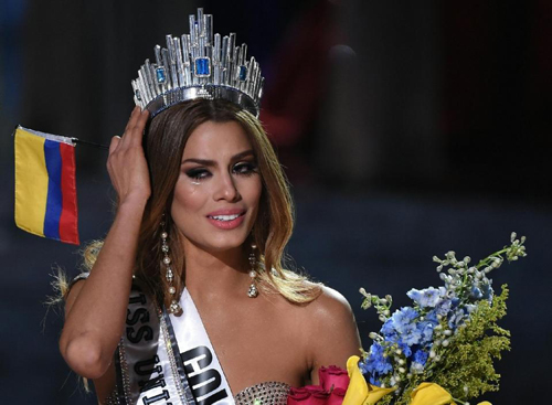 Hoa hậu Colombia rơi lệ khi người dẫn chương trình xin lỗi và nói cô chỉ là Á hậu một. Ảnh: AFP