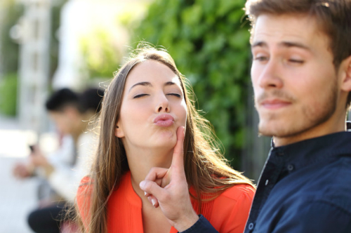 
Anh ta dường như kh&ocirc;ng nghe thấy những g&igrave; bạn n&oacute;i - Ảnh:&nbsp;FamilyShare.
