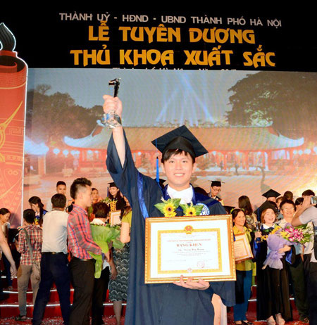 Huy Hoàng tại lễ vinh danh thủ khoa đầu ra xuất sắc các trường đại học tại Hà Nội năm 2015.