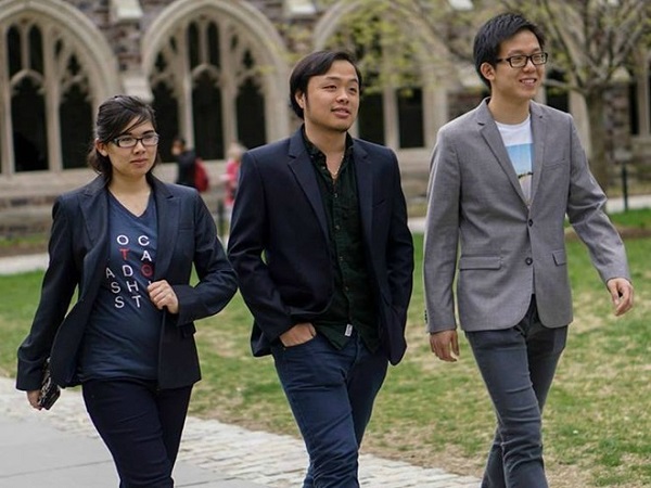 Châu Thanh Vũ (giữa) cùng bạn tại sân trường ĐH Harvard.