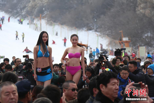 Thí sinh cuộc thi Mỹ nhân băng tuyết mặc áo tắm trình diễn hôm 20/12 ở tỉnh Sơn Đông, Trung Quốc.