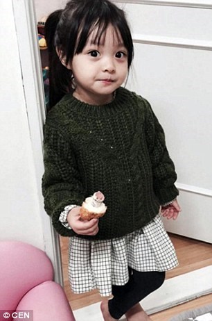 
Bức ảnh Jae-eun thật đáng yêu khi mặc chiếc áo len xanh và cầm một cái bánh. (Nguồn: Dailymail)
