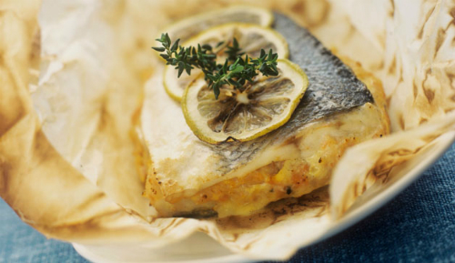 Bọc cá trong giấy nướng hoặc giấy bạc, thêm vài lát chanh và chọn chế độ nướng, chắc chắn món cá của bạn sẽ không còn mùi tanh. Ảnh: prevention.