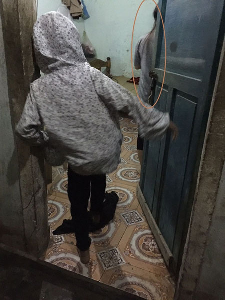 Cháu bé được cho là bị bệnh hiểm nghèo, sống còn đếm bằng ngày lại tươi cười chạy vào phòng trọ. Người phụ nữ nhanh chóng kéo cháu bé vào phòng, cửa phòng cũng được khóa trái.