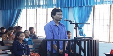 Bị c&aacute;o trước v&agrave;nh m&oacute;ng ngựa.