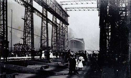 
Khoảng 100.000 người đã có mặt tại buổi lễ tàu Titanic rời xưởng đóng tàu ở Belfast và được đưa xuống nước thử nghiệm ngày 31/5/1911.
