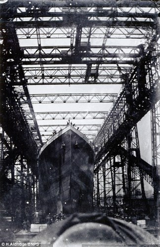 
Một doanh nhân ở Belfast đã chụp những bức ảnh quý hiếm về tàu Titanic này vào lúc 12h15 ngày 31/5/1911. Vị doanh nhân này đã được vào bên trong nhà máy đóng tàu Harland and Wolff và chụp được những bức ảnh giá trị này.
